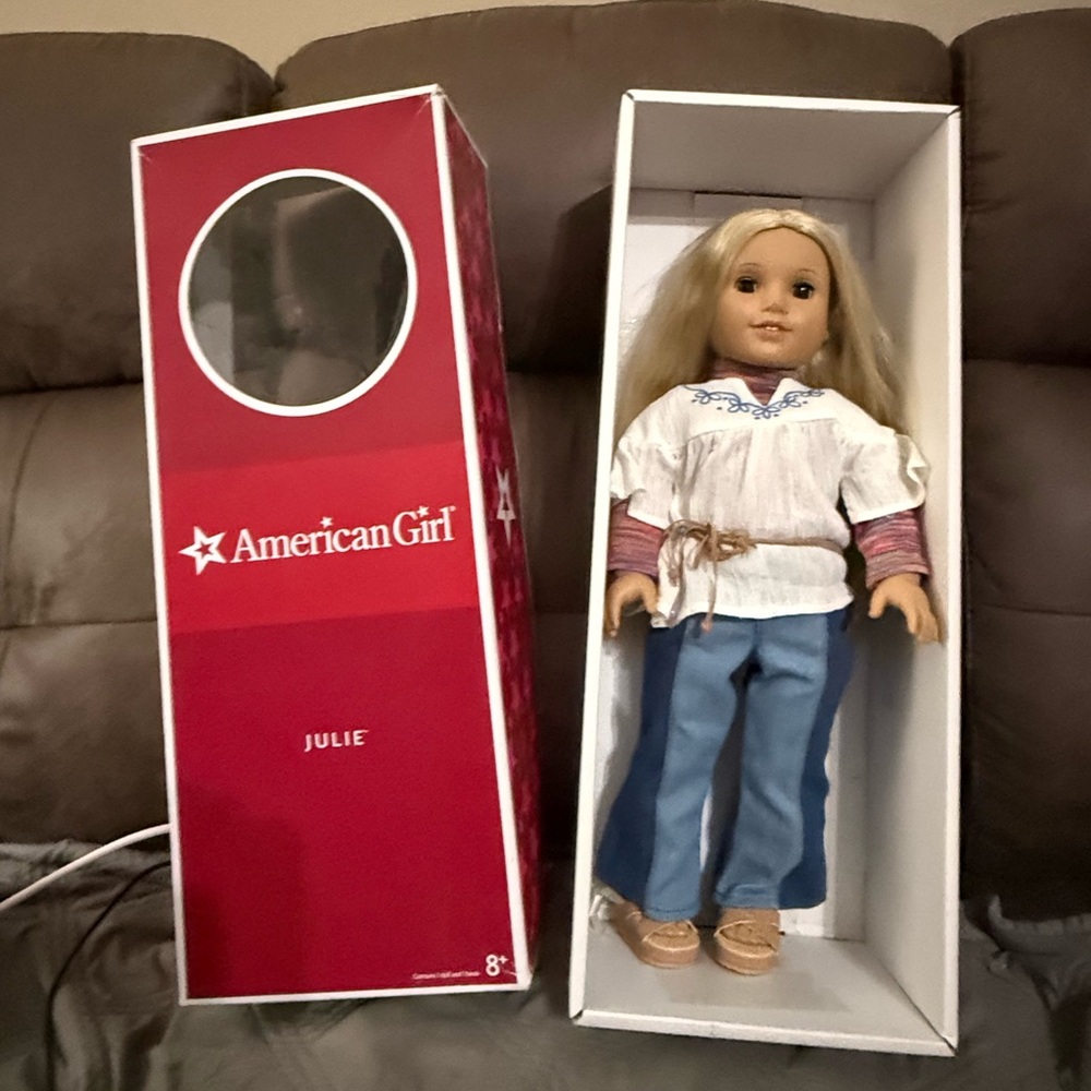 American Girl Doll Julie Albright. *retired 2007 meet outfit*